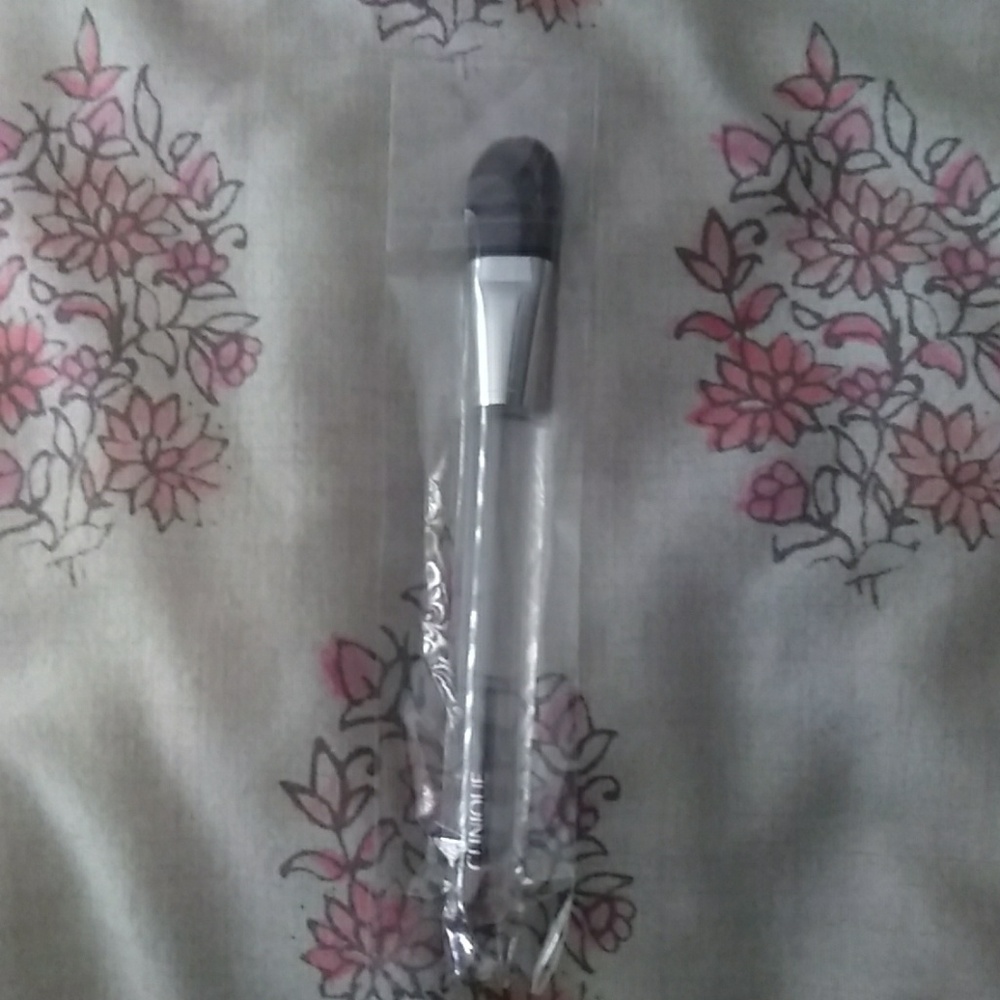 Clinique make up brush